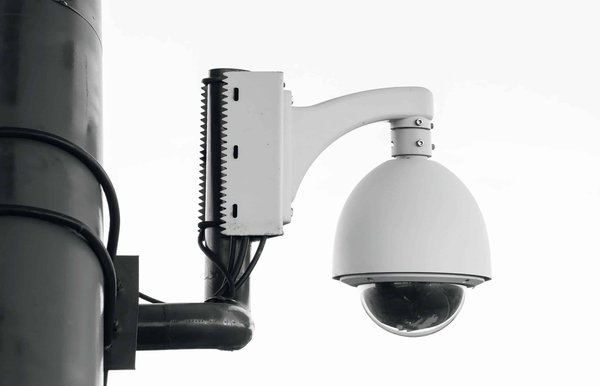 Quels sont les avantages et les inconvénients d'un système de surveillance à domicile ?