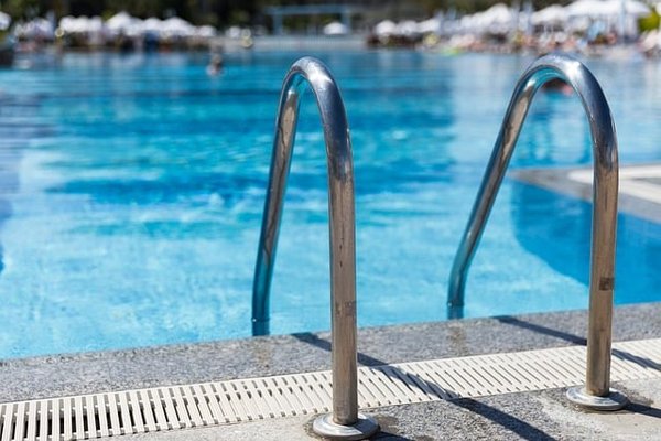 Quels sont les avantages de faire appel à un pisciniste en Savoie pour votre projet de piscine ?
